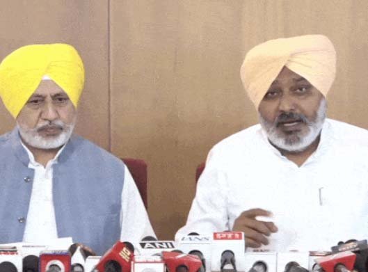 AAP मंत्री हरपाल चीमा और प्रवक्ता बलतेज पन्नू ने प्रेस कॉन्फ्रेंस की।