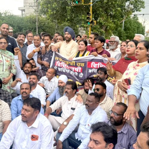 नीट पेपर लीक और छात्रों पर लाठीचार्ज के विरोध में कांग्रेस का प्रदर्शन, मोदी और मान सरकार के खिलाफ फूंका पुतला