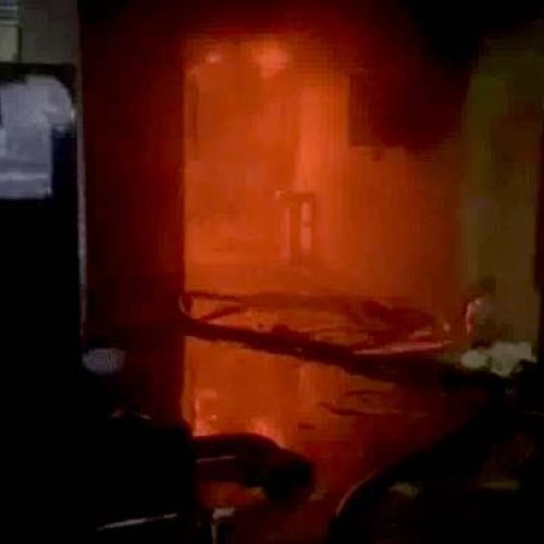 जालंधर में शॉर्ट सर्किट से गोदाम में लगी आग:कोठी से सामान बचाने के लिए दौड़े लोग; फायर ब्रिगेड की 4 गाड़ियां पहुंची