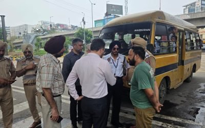 सेफ स्कूल वाहन पॉलिसी के तहत स्कूल बसों की चेकिंग