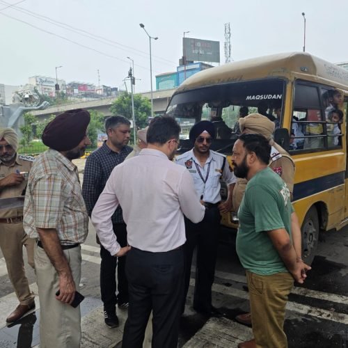 सेफ स्कूल वाहन पॉलिसी के तहत स्कूल बसों की चेकिंग